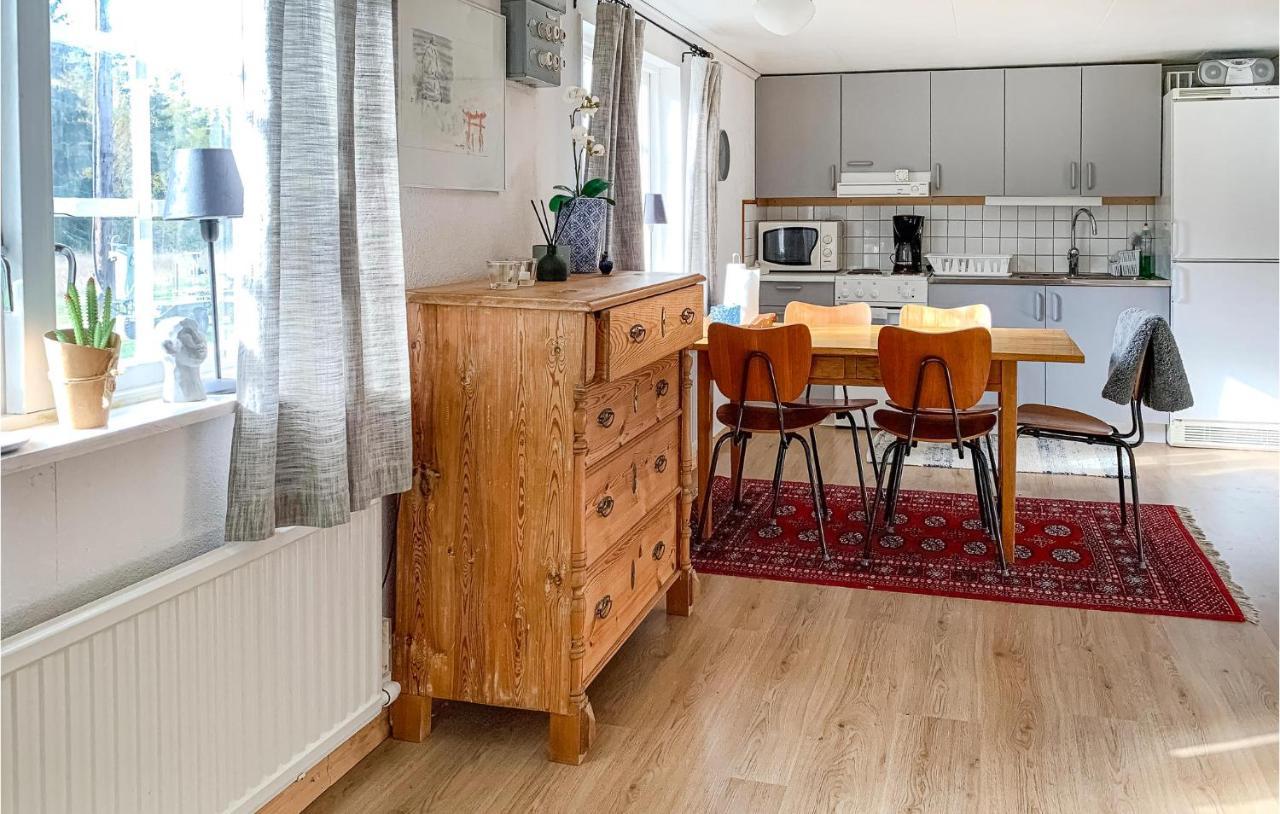 2 Bedroom Awesome Home In Vaestervik Extérieur photo