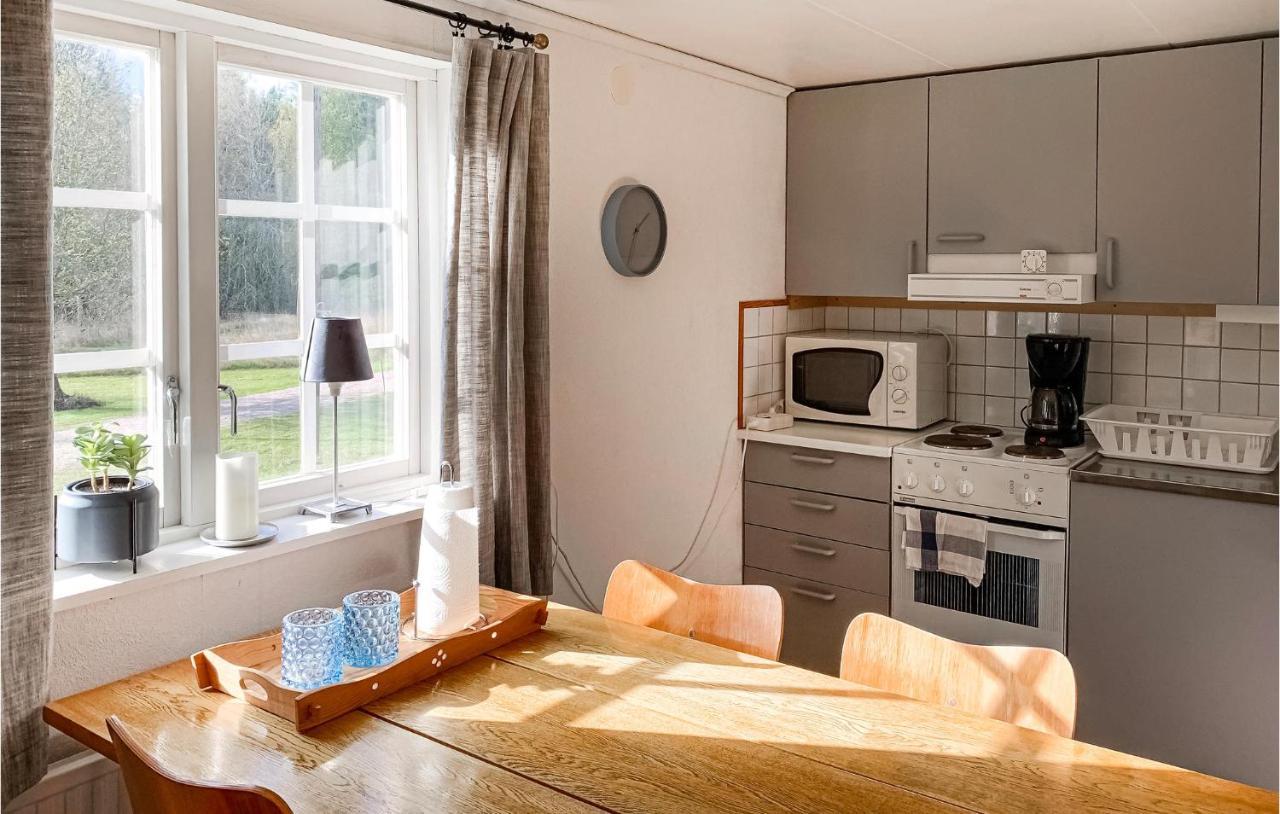 2 Bedroom Awesome Home In Vaestervik Extérieur photo